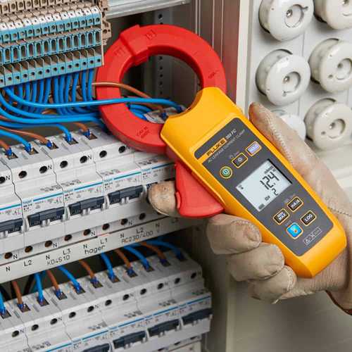 Fluke Leakage Current Clamp Meter, 60A, 60mm Jaw, CAT III 600V, with ...